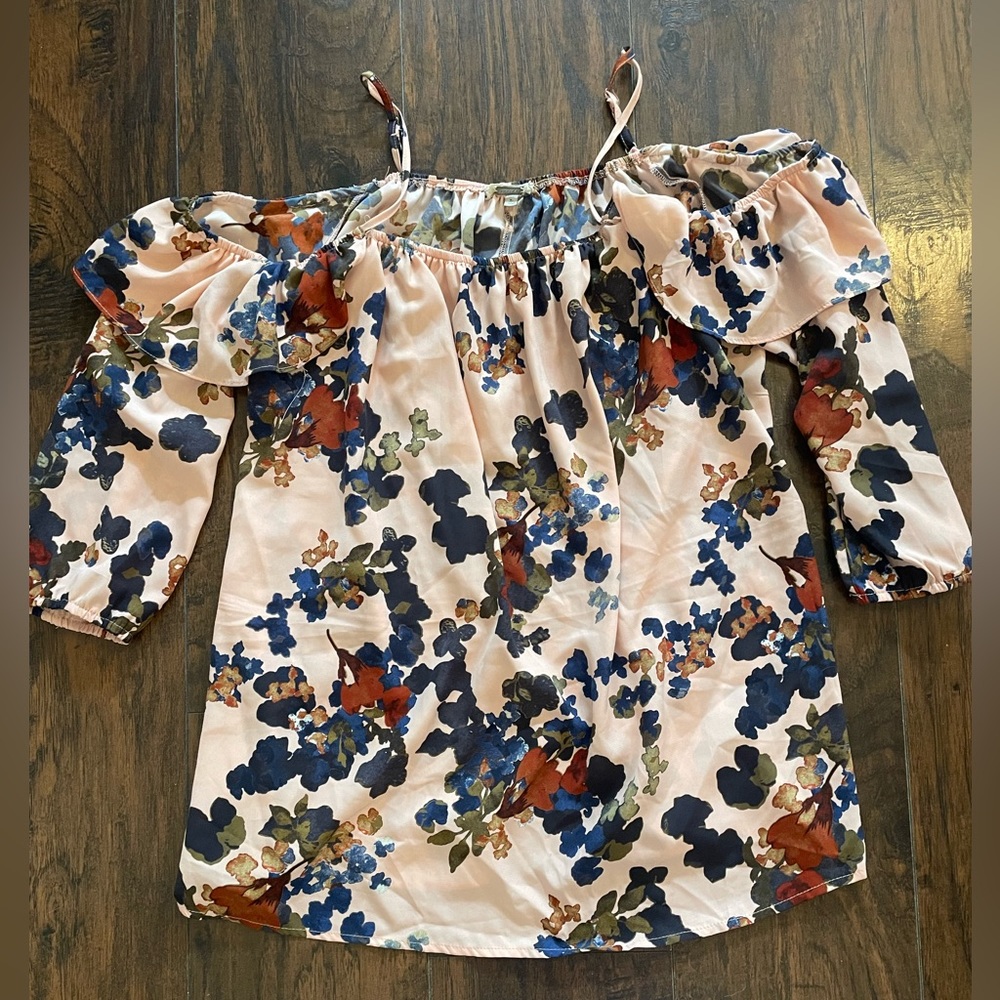 Gimmicks cold shoulder top